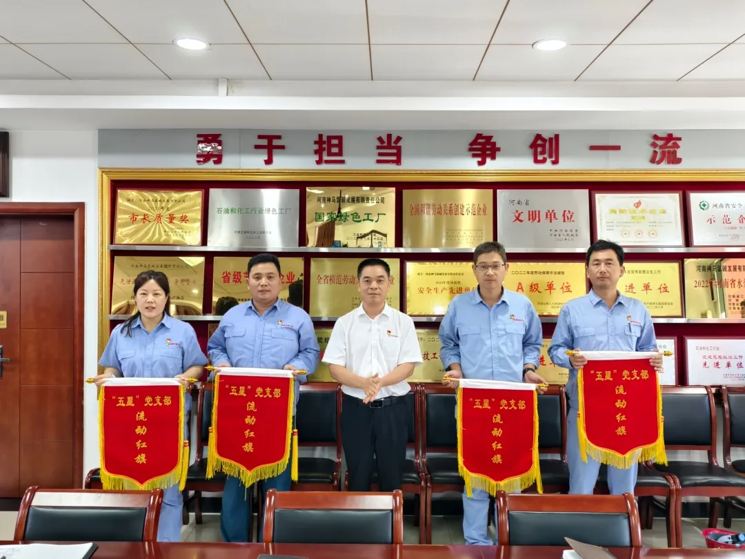 授旗合照.jpg